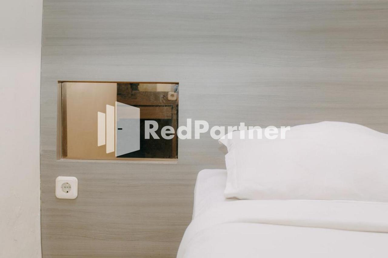 We Stay Residence Redpartner Surabaya Eksteriør billede