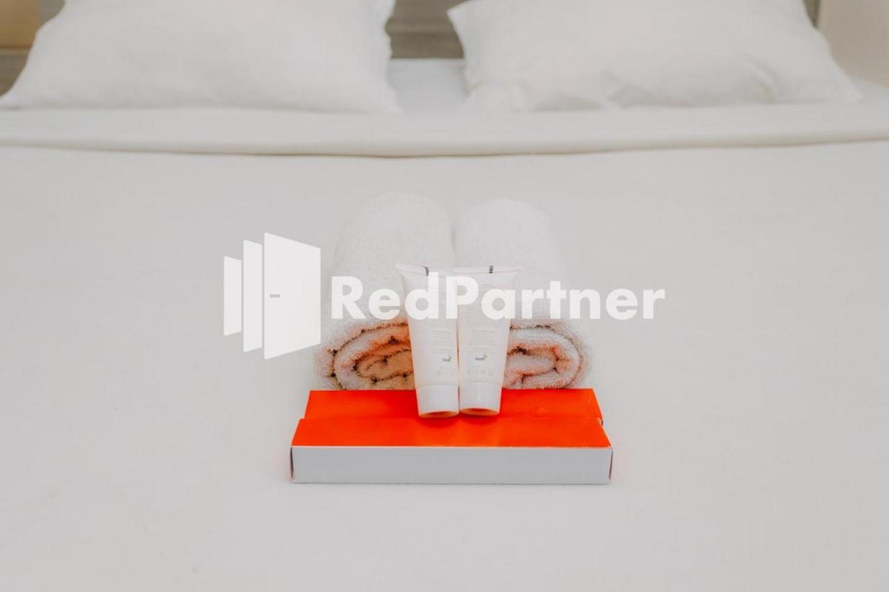 We Stay Residence Redpartner Surabaya Eksteriør billede