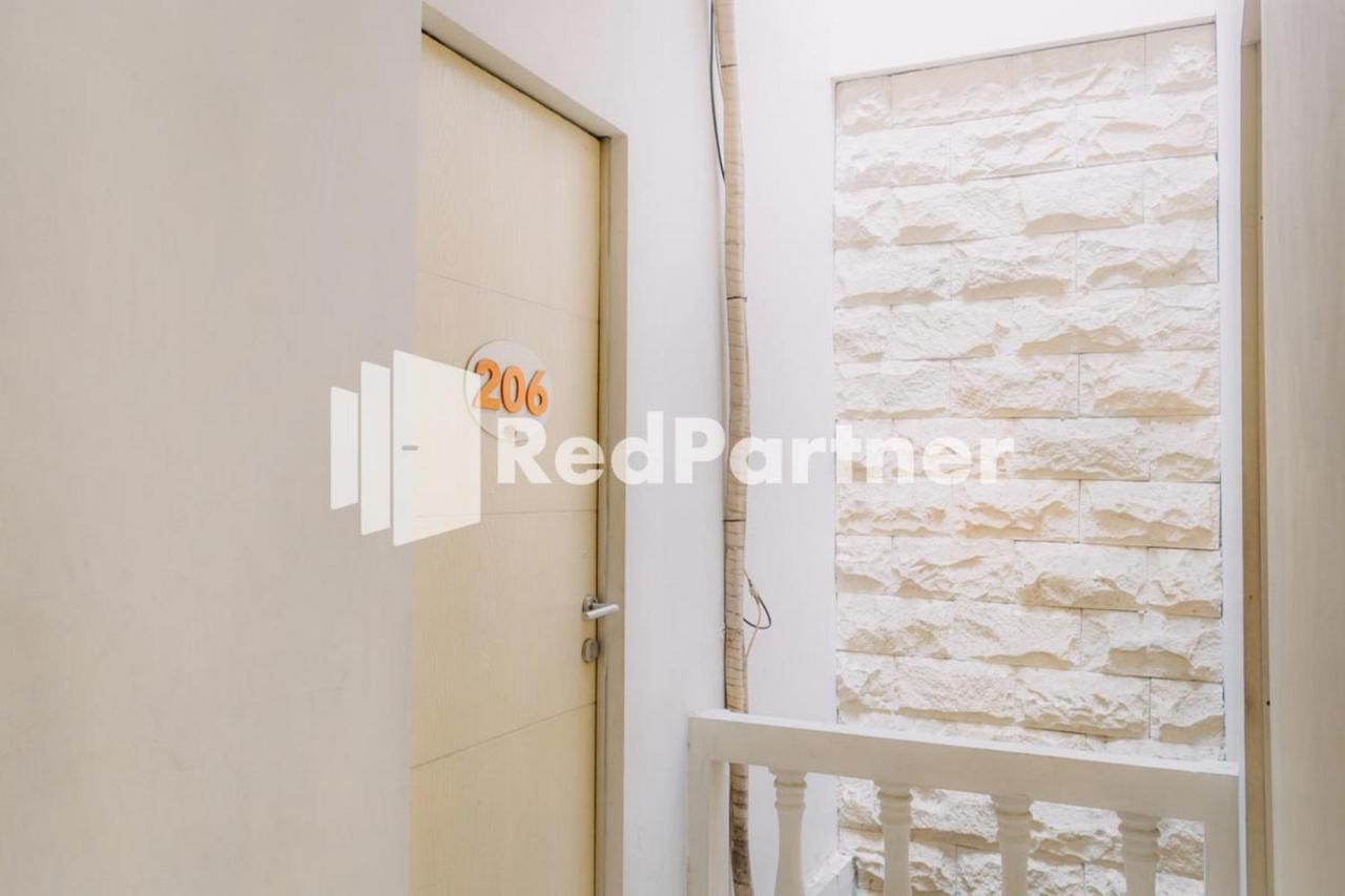 We Stay Residence Redpartner Surabaya Eksteriør billede